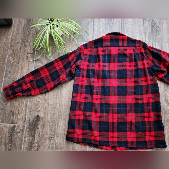 Pendleton 100% wool red and black long sleeve flannel top with pockets - Picture 6 of 11